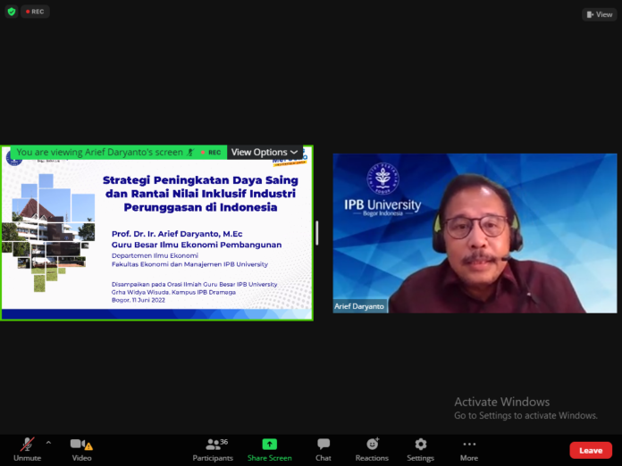 Peningkatan daya saing industri daging ayam dapat dilakukan melalui perubahan model rantai pasokan. Semula yang dilakukan dengan tradisional beralih menjadi ke model baru yang lebih modern.