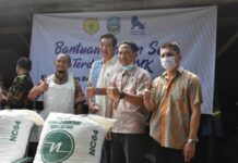 Pemberian secara simbolis bersamaan dengan pelaksanaan vaksinasi PMK pertama, yang berlangsung di peternakan sapi perah milik Afandi, Sidoarjo, Senin (13/6).