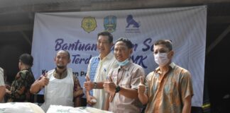 Pemberian secara simbolis bersamaan dengan pelaksanaan vaksinasi PMK pertama, yang berlangsung di peternakan sapi perah milik Afandi, Sidoarjo, Senin (13/6).