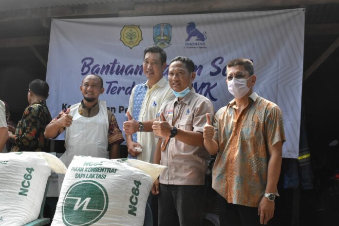 Pemberian secara simbolis bersamaan dengan pelaksanaan vaksinasi PMK pertama, yang berlangsung di peternakan sapi perah milik Afandi, Sidoarjo, Senin (13/6).