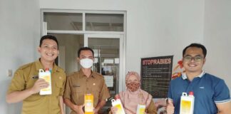 Kiri ke kanan : Penyerahan Bantuan ke Dinas Peternakan & Kesehatan Hewan Provinsi Nusa Tenggara Barat dan Dinas Perikanan & Peternakan Kabupaten Sumedang.