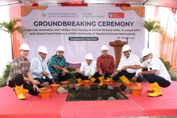 GFP dan Aeres memberikan dukungan teknis dan operasional untuk model peternakan dan pusat pelatihan bebas kandang baterai.