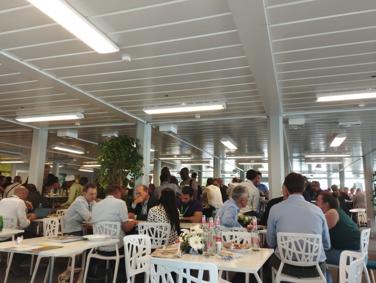 Suasana di international club dimana para stakholder berkumpul dan saling berbagi informasi.