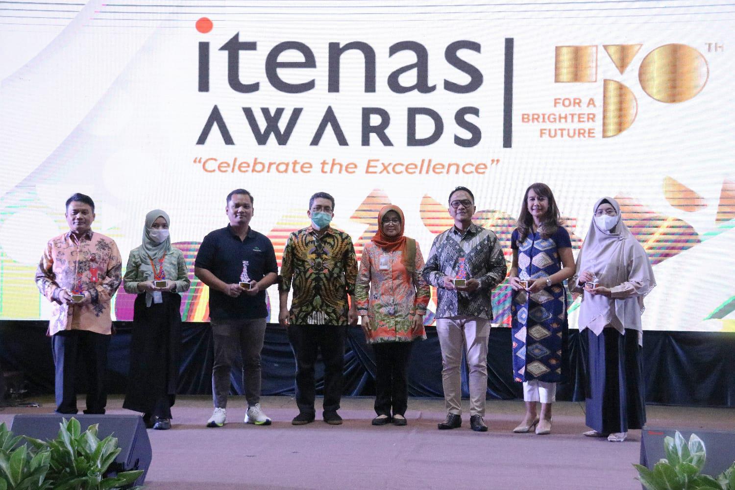Alia Samsiah, HRD Assistant Manager Medion (kedua dari kiri) menerima penghargaan Itenas MBKM Partner dalam Itenas Awards 2022